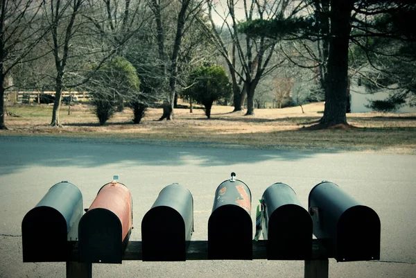 Kış günü bir sıra posta kutusu.