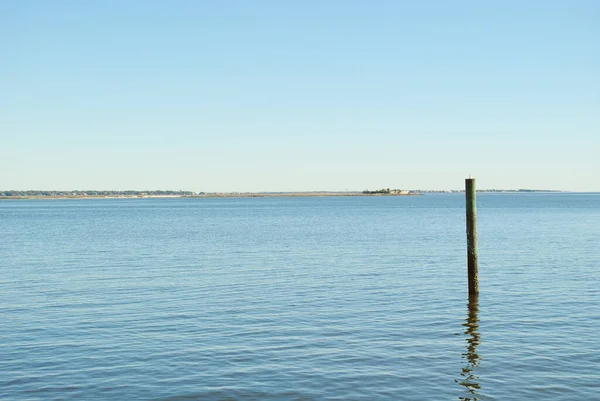 Boş liman arasında tek bir iskele yığını