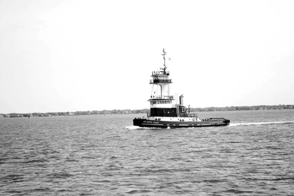 Römorkör limana giriyor.