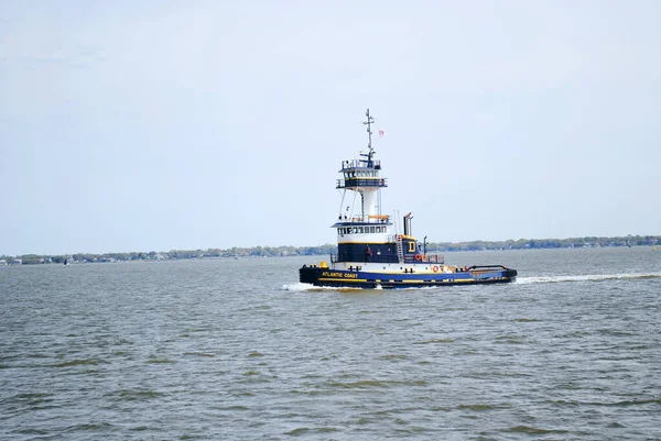 Römorkör limana giriyor.