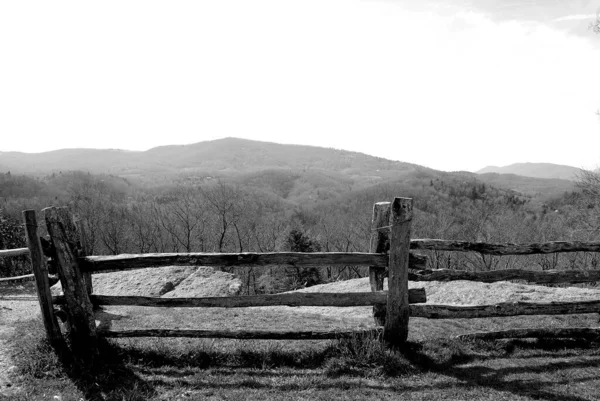 Foto Blanco Negro Una Cordillera Valla Madera —  Fotos de Stock