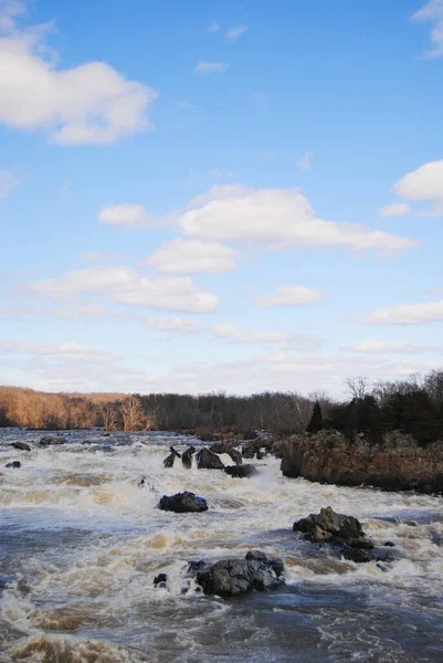 Kışın hızlı akan nehirler
