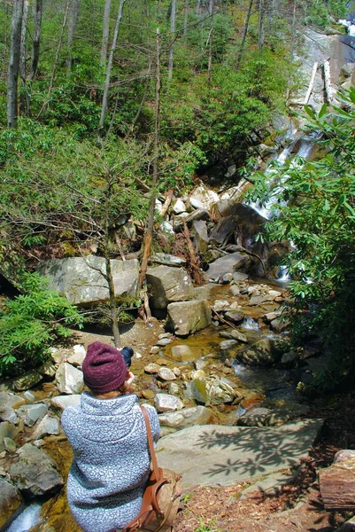 Fotógrafo Tomando Una Foto Una Cascada — Foto de Stock