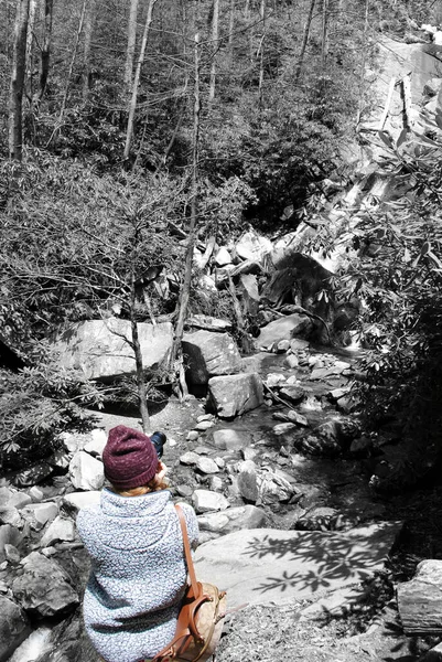 Fotógrafo Tirando Uma Foto Uma Cachoeira — Fotografia de Stock