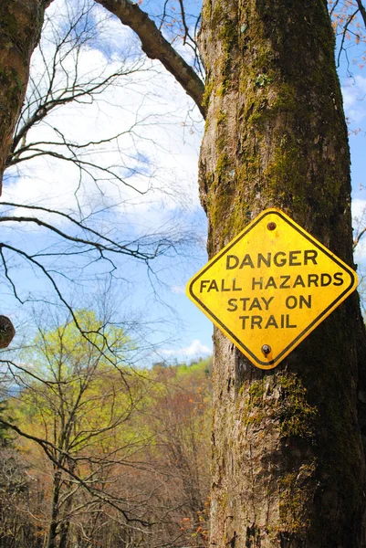 Yürüyüşçüler için bir şelale uyarısı.