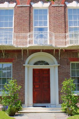 Charleston 'da tuğladan bir evin kırmızı kapısı.
