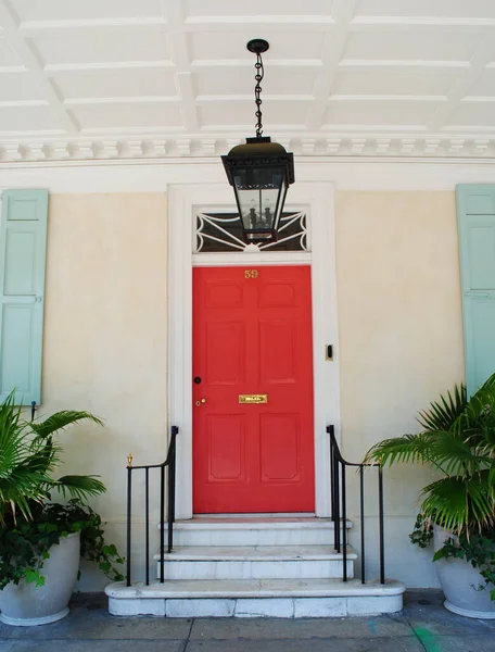 Charleston 'da beyaz kremalı bir evin parlak pembe kapısı.