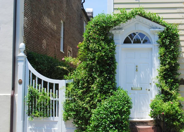 Uma Porta Frente Branca Uma Casa Tijolo Com Portão Branco — Fotografia de Stock