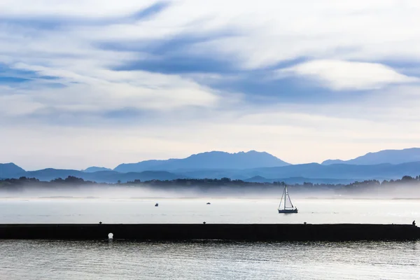 Denizde yelkenli gemi