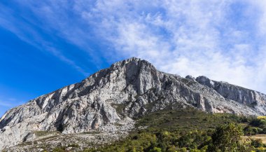 Dağ ve mavi gökyüzü