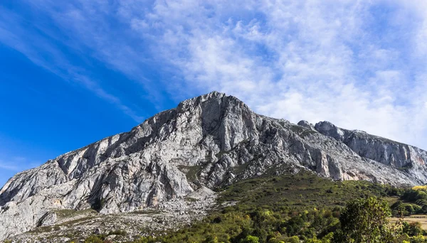 Dağ ve mavi gökyüzü