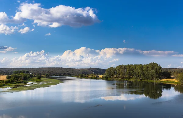 Yaz aylarında mavi manzara