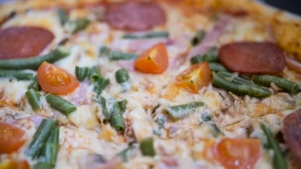 Nahaufnahme einer leckeren Pizza in Zeitlupe — Stockvideo