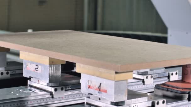 Fresatrice automatica per taglio legno. forare scanalature del mulino bit, superfici curve e praticare tutti i fori necessari per i pezzi di legno — Video Stock