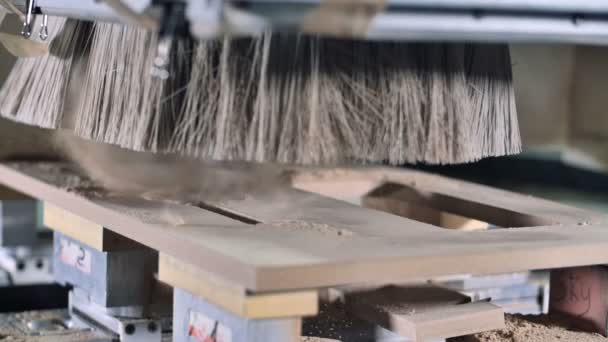 Fresadora automática de cámara lenta que corta la máquina de madera. fresa fresa ranuras, superficies curvas y perforar todos los agujeros necesarios para las piezas de madera — Vídeo de stock
