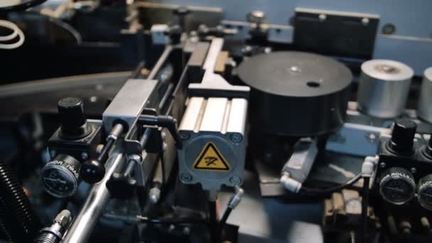 Панорама элементов машин для изготовления кромок — стоковое видео