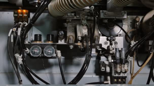 Vue des éléments de la machine à baguer les bords 