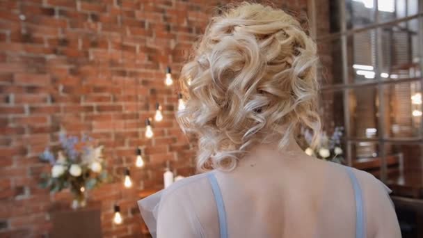 Sposa in elegante abito serenità a piedi e girare la testa — Video Stock