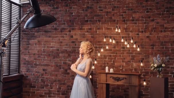 Sposa in elegante abito serenità con un bouqet in uno studio — Video Stock