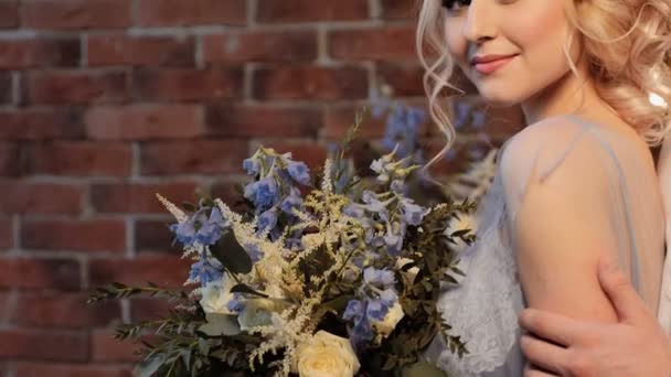 Mooie bruid en bruidegom in het stijlvolle interieur. Sereniteit — Stockvideo
