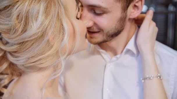 Hermosos novios en el elegante interior. Serenidad — Vídeos de Stock