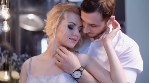 Beatiful sposa e lo sposo negli interni eleganti. Serenità — Video Stock