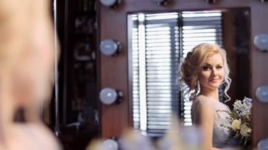 güzel gelin Aynaya bakar