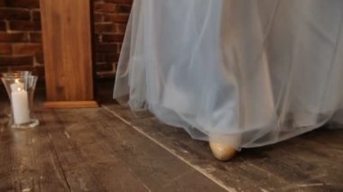 gelinler kremsi ayakkabı düşük açı çekim. Kadın yavaş çekimde kameraya doğru yürüyor