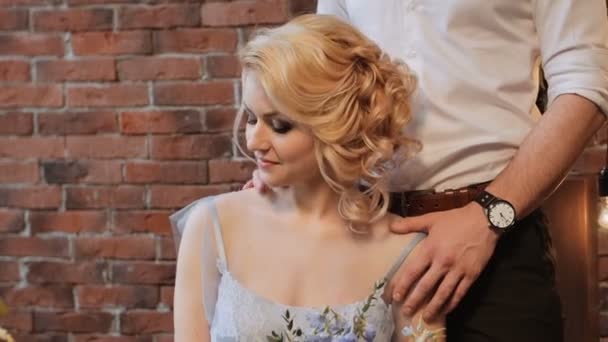 Beatiful sposa e lo sposo negli interni eleganti. Serenità — Video Stock