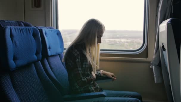 Женщина в движущемся поезде чувствует боль в желудке — стоковое видео
