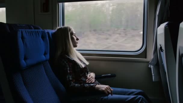Žena v pohybu vlaku cítí bolest v žaludku