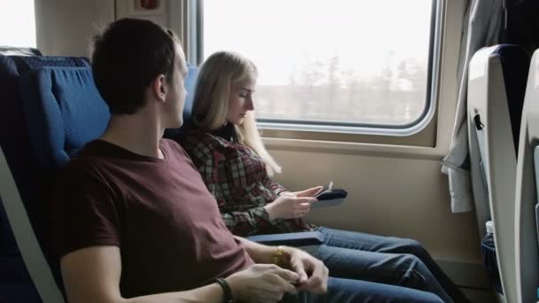 Pessoas com telefone inteligente viajando no trem em viagem. Passageiros usando smartphone pendulares no transporte público — Vídeo de Stock