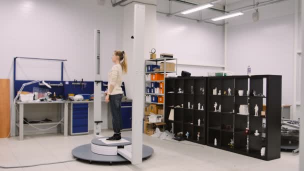 Mujer joven viene a hacer su propio escaneo 3D en el laboratorio de investigación — Vídeo de stock