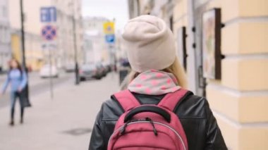Genç ve güzel kadın turist Moskova sokaklarında yürümek