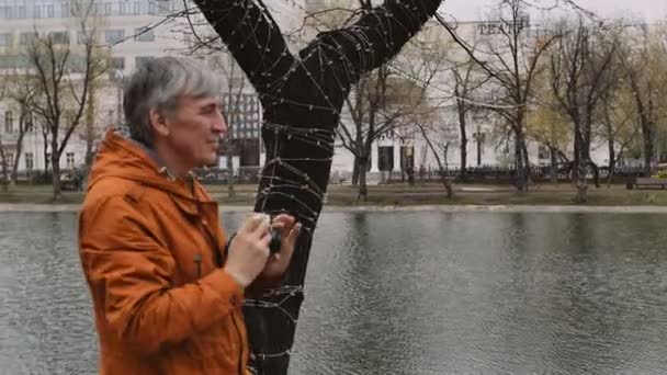 Hombre adulto fotógrafo decir cómo posar y tomar fotos con la vieja cámara de cine vintage — Vídeos de Stock