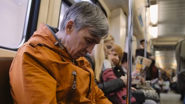 En mann som reiser i metroen og sover. – stockvideo
