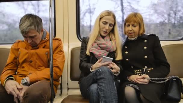 Hombre viajando en metro y duerme — Vídeo de stock