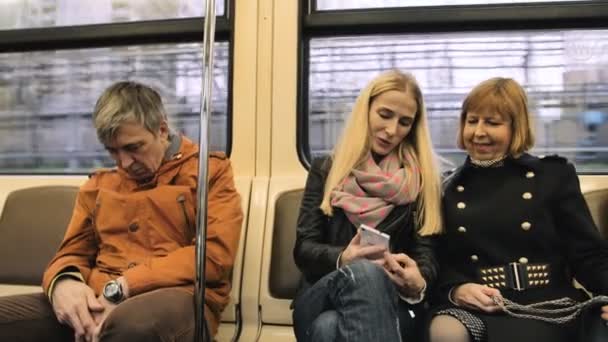 Homem viajando de metro e dorme — Vídeo de Stock