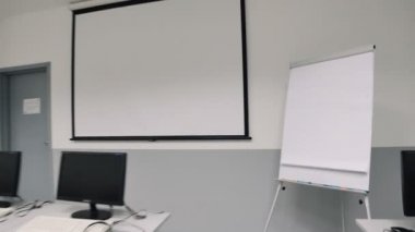 Sınıf bilgisayarlarla. Steadicam sinek oditoryum aracılığıyla