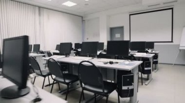 Sınıf bilgisayarlarla. Steadicam sinek oditoryum aracılığıyla