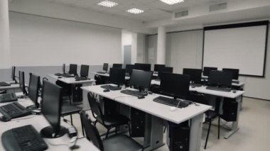 Sınıf bilgisayarlarla. Steadicam sinek oditoryum aracılığıyla