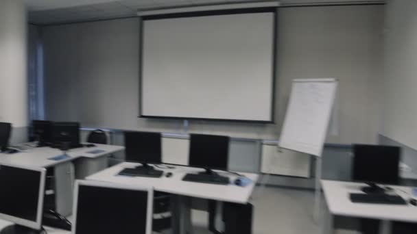 Klassrum med datorer. Steadicam flyga igenom auditorium — Stockvideo