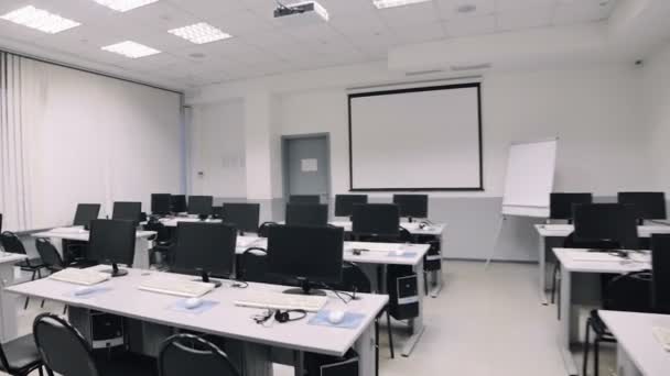 Klassenzimmer mit Computern. Steadicam fliegt durch Zuschauerraum — Stockvideo