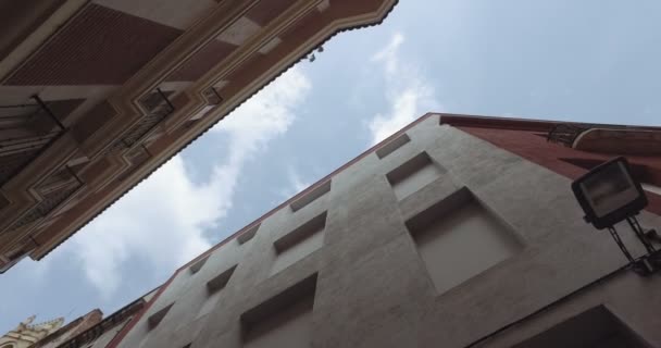 Steadycam vista em movimento de edifícios antigos no distrito gótico — Vídeo de Stock