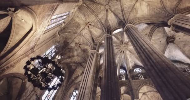 Barcelona, Spanyol - Mei, 25 - 2016: Steadycam pindah atap, kilau dan kolom di dalam katedral — Stok Video