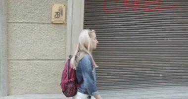 Güzel turist kadın tatil yaşam tarzı, sokakta yürümek