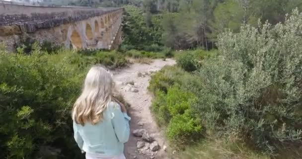 Turist kız yürüyüş yakınındaki antik devils su kemeri — Stok video