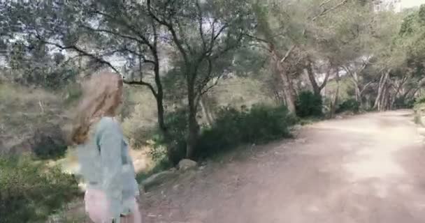 Красива дівчина-підліток ходить по парку — стокове відео