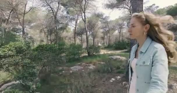 아름 다운 십 대 소녀는 공원에 산책 — 비디오