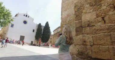 Güzel kadın eski buildning eski retro film kamera ile fotoğraf söz